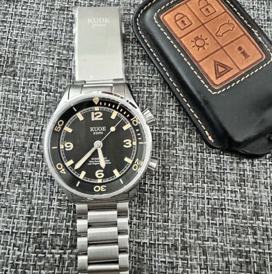 SOMBRERO 90-011, Black Linen Textured Dial, 20 BAR Water Resistant